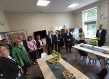 DSM składa się m.in. z siedmiu pokoi dla łącznie dwudziestu osób, czterech łazienek, pralni, suszarni, kuchni oraz pokoju edukacji i zabaw.
