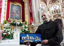 O. Klaudiusz Michalski OFM prezentuje korony.