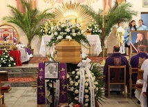 Msza św. pogrzebowa w kościele parafialnym w Łąkcie.