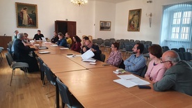 Spotkanie współpracujących z Duszpasterstwem Rodzin wspólnot odbyło się w auli kurialnej.
