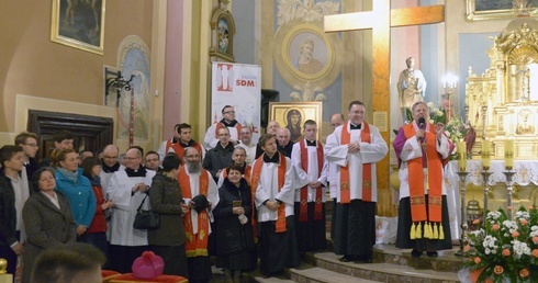 Peregrynacja symboli ŚDM w kwietniu 2015 roku. Na zdjęciu nawiedzenie kościoła w Jedlińsku.