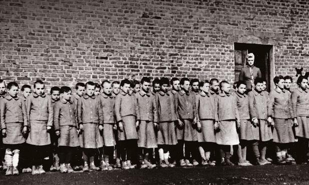 Dzieci w obozie pracy w Dzierżążni pod Łodzią,  rok 1941.
