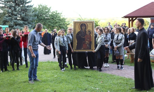 Powitanie symboli ŚDM w ogrodach seminaryjnych.