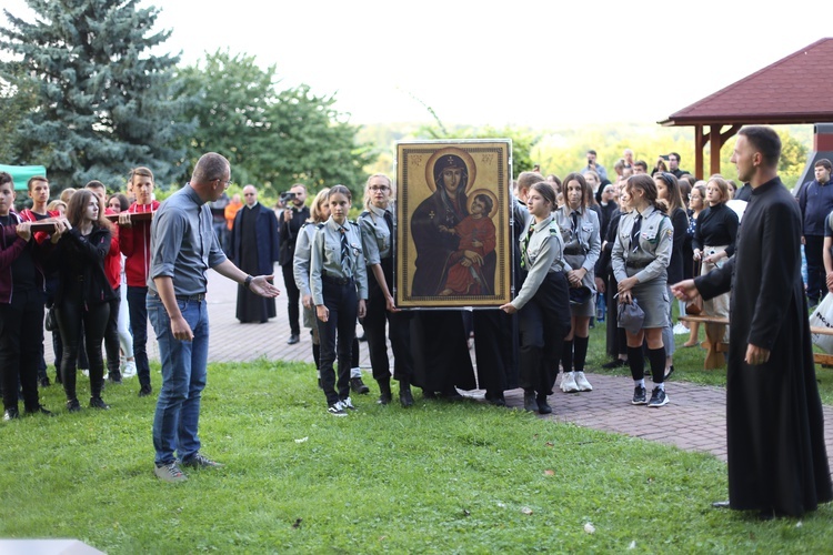 Powitanie symboli ŚDM w ogrodach seminaryjnych.