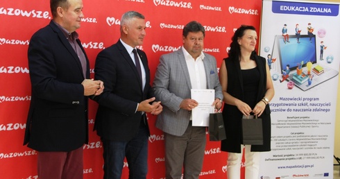 Od lewej Tomasz Śmietanka i Rafał Rajkowski z beneficjentami projektu ze Skaryszewa.