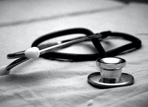 W Polsce zmarło ponad 75,3 tys. chorych z COVID-19, w tym 232 lekarzy i 188 pielęgniarek