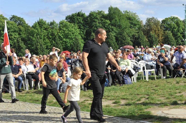 39. PPT - wejście grupy 16
