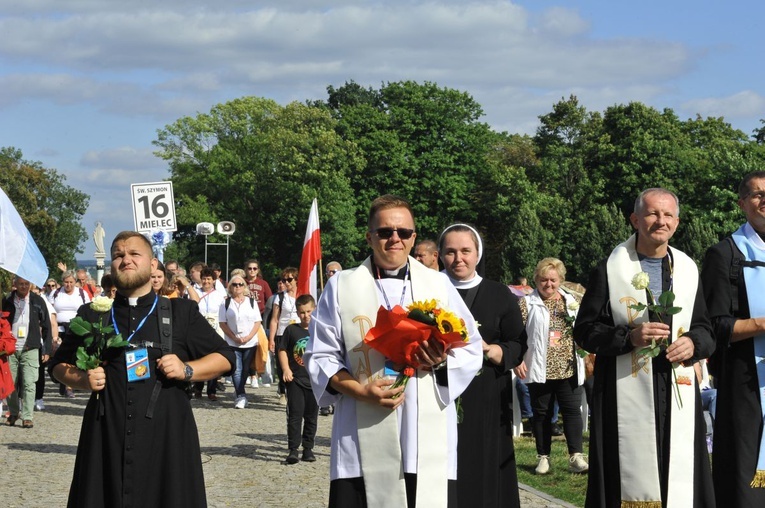 39. PPT - wejście grupy 16