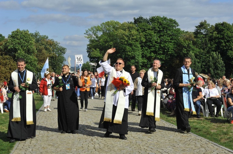 39. PPT - wejście grupy 16