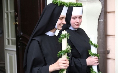 S. Faustyna (L) i s. Antonina po uroczystości zaślubin.