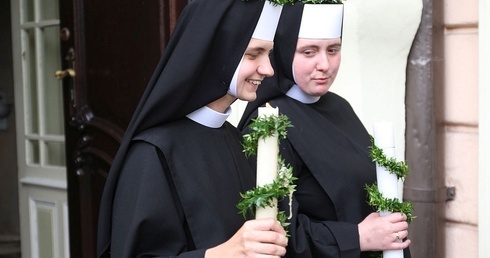 S. Faustyna (L) i s. Antonina po uroczystości zaślubin.