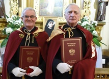 Nowi kawalerowie Królewskiego Orderu św. Stanisława Biskupa i Męczennika - ks. Zdzisław Gniewek (z lewej) i ks. Marian Myjak.
