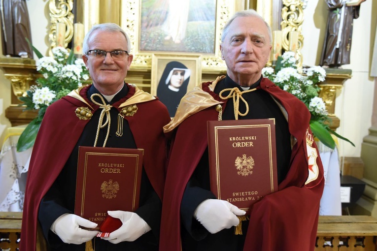 Nowi kawalerowie Królewskiego Orderu św. Stanisława Biskupa i Męczennika - ks. Zdzisław Gniewek (z lewej) i ks. Marian Myjak.