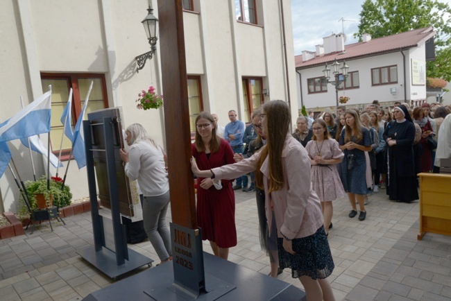 Symbole ŚDM w skarżyskiej Ostrej Bramie