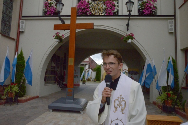 Symbole ŚDM w skarżyskiej Ostrej Bramie