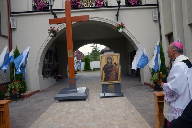 Symbole ŚDM w skarżyskiej Ostrej Bramie