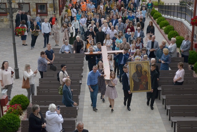 Symbole ŚDM w skarżyskiej Ostrej Bramie