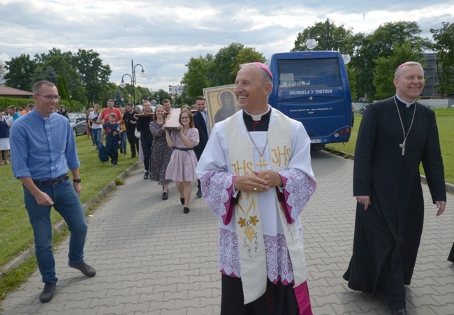 Symbole ŚDM w skarżyskiej Ostrej Bramie