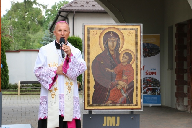 Symbole ŚDM w skarżyskiej Ostrej Bramie