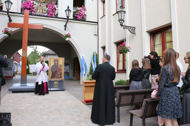 Symbole ŚDM w skarżyskiej Ostrej Bramie