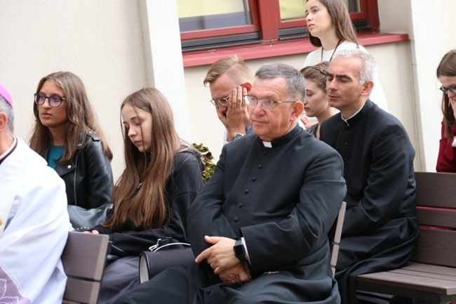 Symbole ŚDM w skarżyskiej Ostrej Bramie