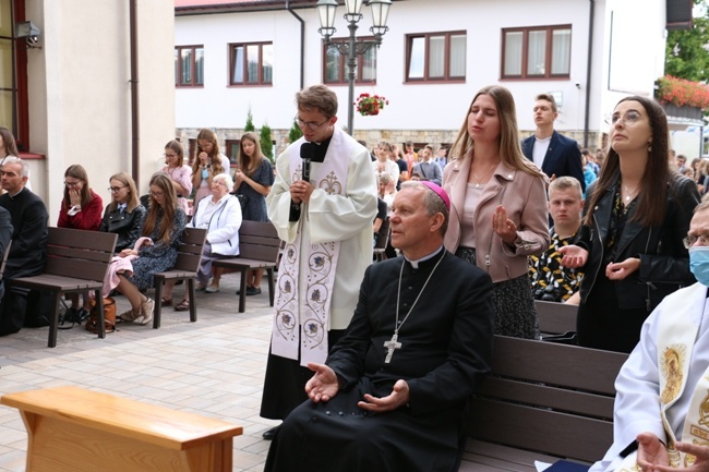 Symbole ŚDM w skarżyskiej Ostrej Bramie