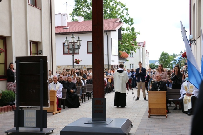 Symbole ŚDM w skarżyskiej Ostrej Bramie