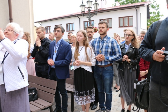 Symbole ŚDM w skarżyskiej Ostrej Bramie