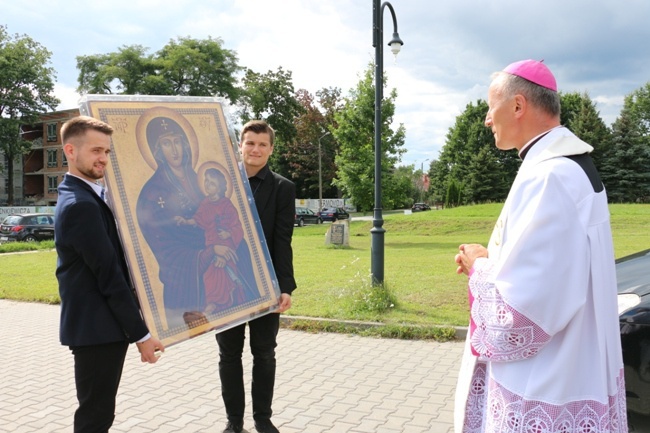 Symbole ŚDM w skarżyskiej Ostrej Bramie