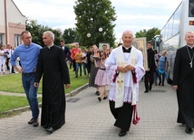 Wprowadzenie symboli Światowych Dni Młodzieży. Od lewej idą: ks. Mariusz Wilk, ks. Krzysztof Dukielski, bp Marek Solarczyk i bp Piotr Turzyński.