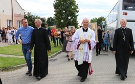 Wprowadzenie symboli Światowych Dni Młodzieży. Od lewej idą: ks. Mariusz Wilk, ks. Krzysztof Dukielski, bp Marek Solarczyk i bp Piotr Turzyński.