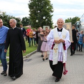 Wprowadzenie symboli Światowych Dni Młodzieży. Od lewej idą: ks. Mariusz Wilk, ks. Krzysztof Dukielski, bp Marek Solarczyk i bp Piotr Turzyński.