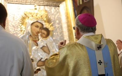Obraz Matki Bożej Budzowskiej został ukoronowany koronami biskupimi