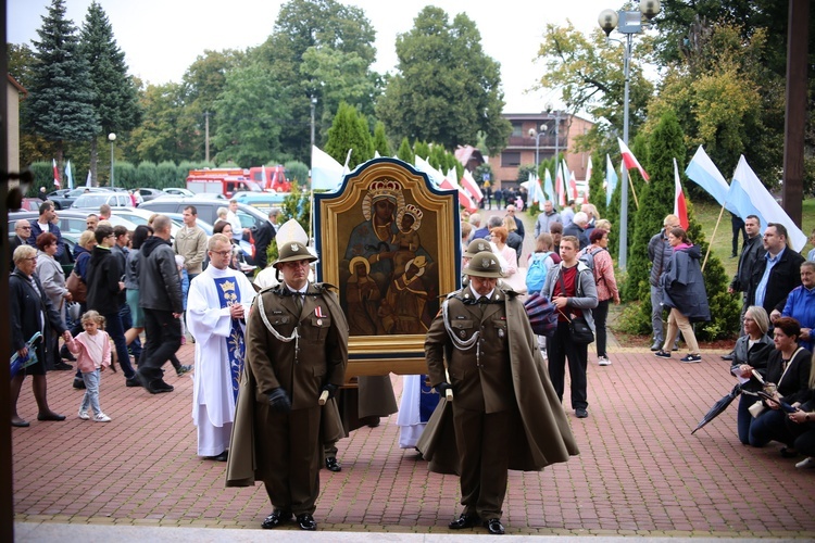 Nałożenie koron na obraz Matki Bożej Pocieszenia.