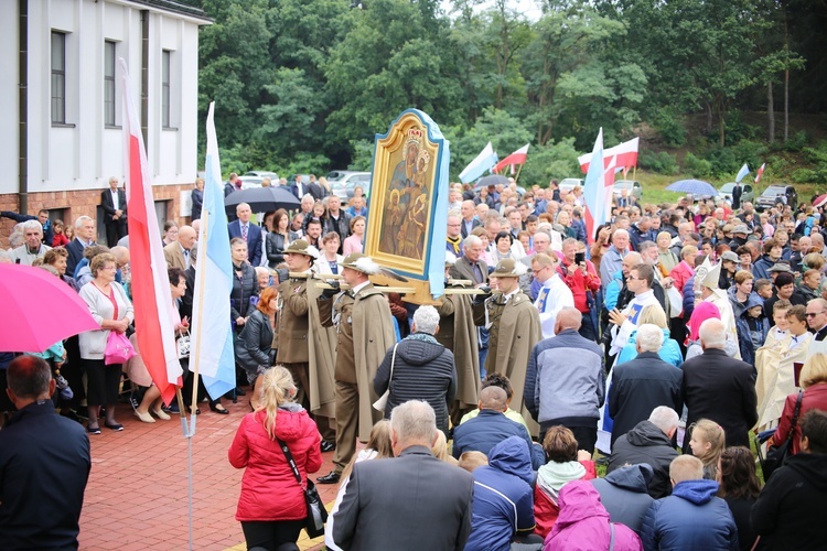 Nałożenie koron na obraz Matki Bożej Pocieszenia.