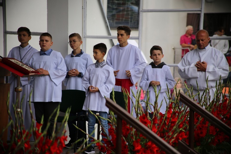 Nałożenie koron na obraz Matki Bożej Pocieszenia.