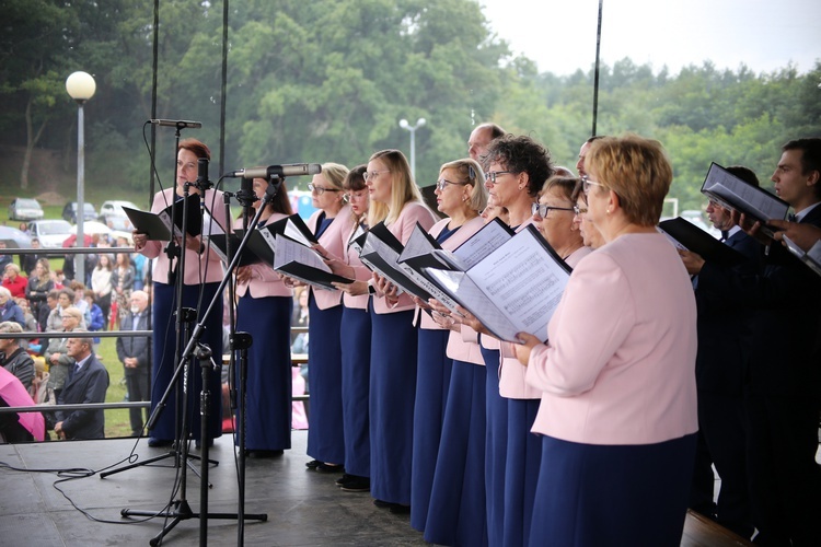 Nałożenie koron na obraz Matki Bożej Pocieszenia.