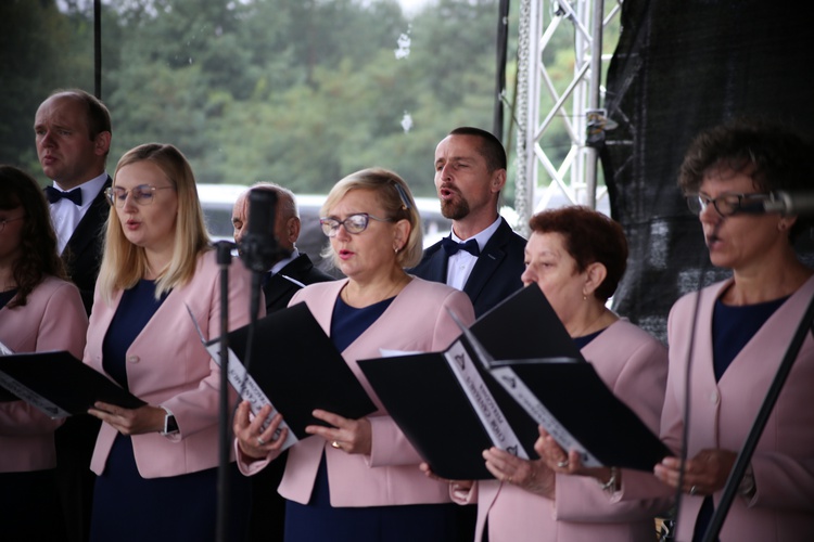 Nałożenie koron na obraz Matki Bożej Pocieszenia.