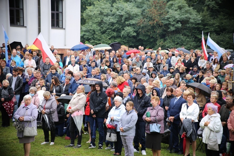 Nałożenie koron na obraz Matki Bożej Pocieszenia.