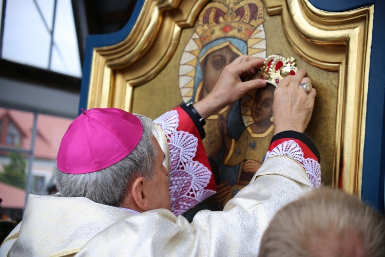 Nałożenie koron na obraz Matki Bożej Pocieszenia.