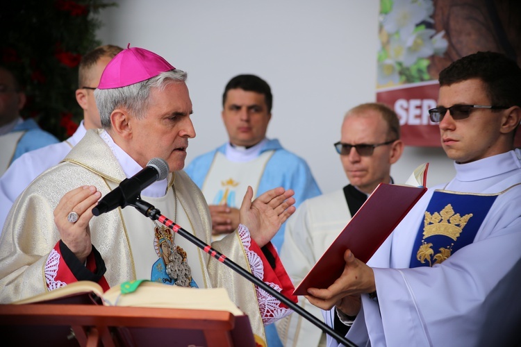 Nałożenie koron na obraz Matki Bożej Pocieszenia.