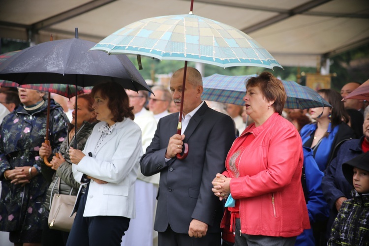 Nałożenie koron na obraz Matki Bożej Pocieszenia.