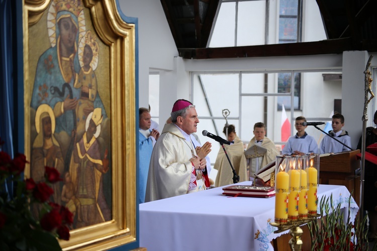 Nałożenie koron na obraz Matki Bożej Pocieszenia.