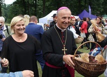 Obrzęd dzielenia się chlebem. Ilona Jaroszek i bp Marek Solarczyk.