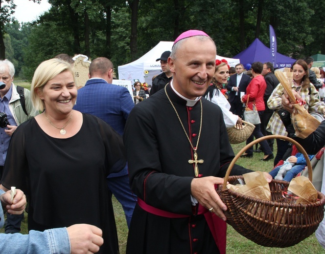 Obrzęd dzielenia się chlebem. Ilona Jaroszek i bp Marek Solarczyk.