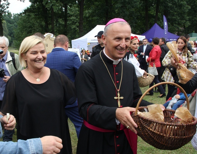Obrzęd dzielenia się chlebem. Ilona Jaroszek i bp Marek Solarczyk.