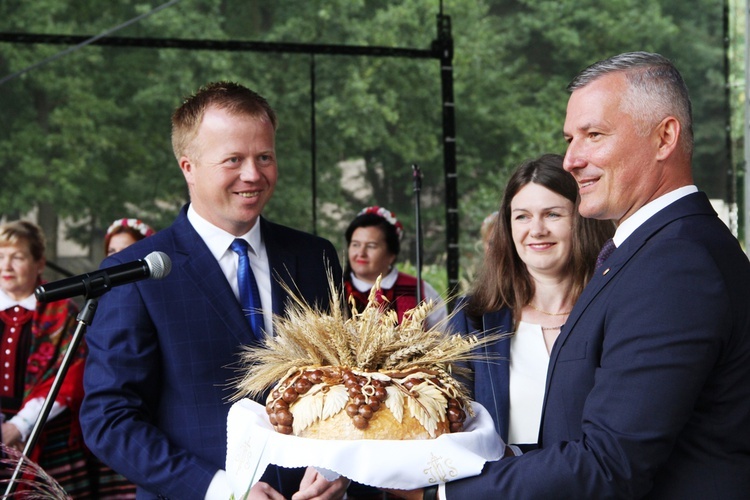 Starostowie dożynek Marzena Kołacz-Rosołowska oraz Grzegorz Kołacz przekazali bochen chleba Rafałowi Rajkowskiemu (z prawej).