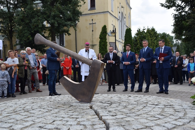 Pomnik nawiązuje do herbu miasta.