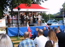 Koncert pieśni patriotycznych w wykonaniu młodych z KSM w Szczawie.