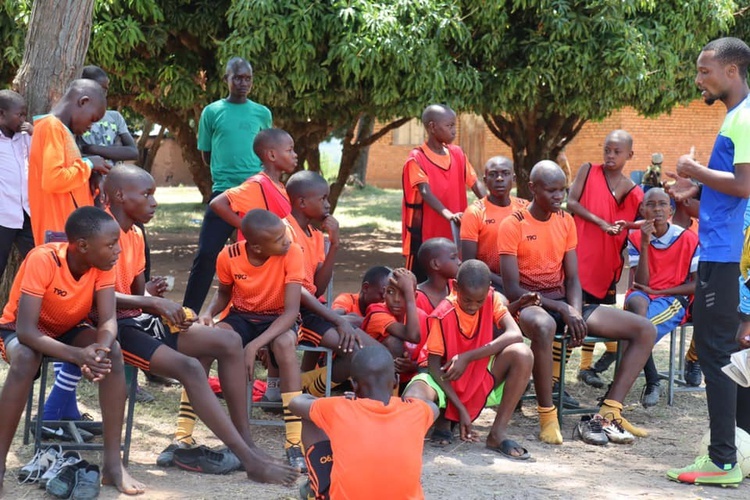 Misjonarz wybudował centrum sportowe w Tanzanii